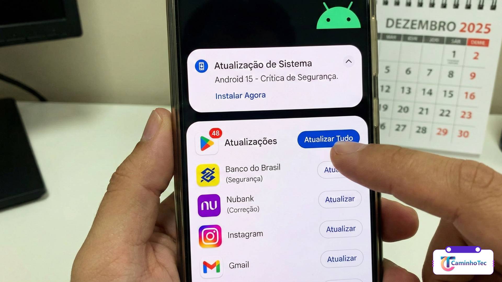 Celular com aviso de atualização crítica de segurança do Android e lista de apps para atualizar na Play Store.