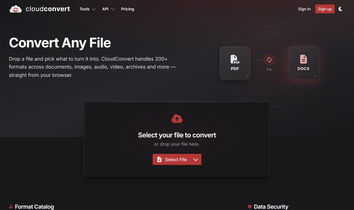 Tela inicial do CloudConvert em tema escuro, com o título Convert Any File e a caixa central para selecionar o arquivo a converter