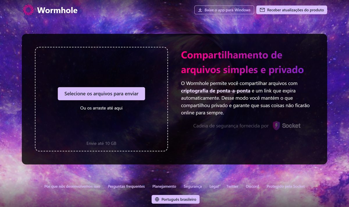 Tela do Wormhole em português, com a área para arrastar arquivos de até 10 GB e o texto explicando a criptografia de ponta a ponta e o link que expira